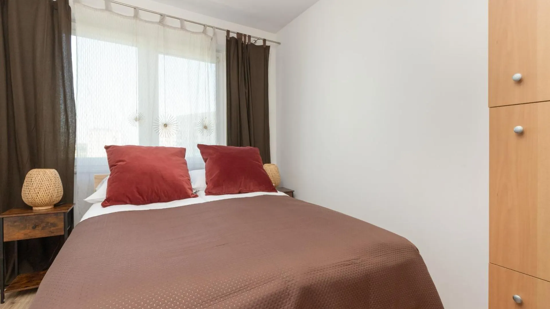 Sloneczny I Przestronny Apartament W Gdansku Z Wanna I Umeblowanym Tarasem By Noclegi Renters Apartman